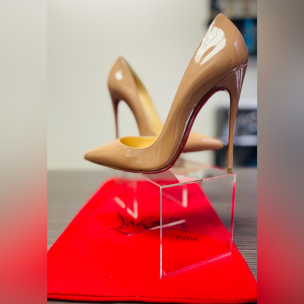 Christian Louboutin Nude pumps